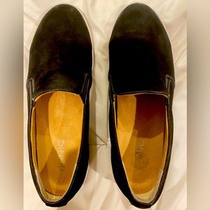Vionic black suede loafers